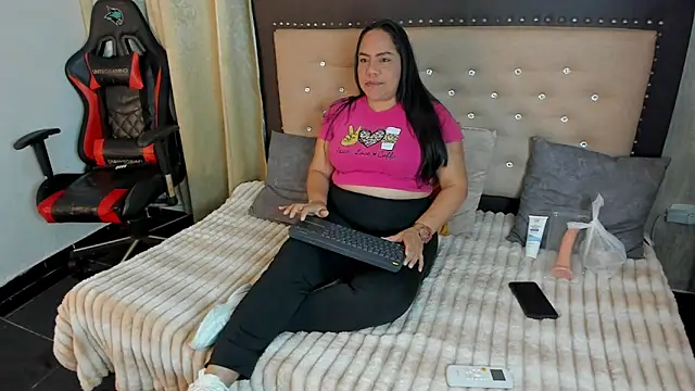 Zoedeleon online show from May 14, 7:31 pm