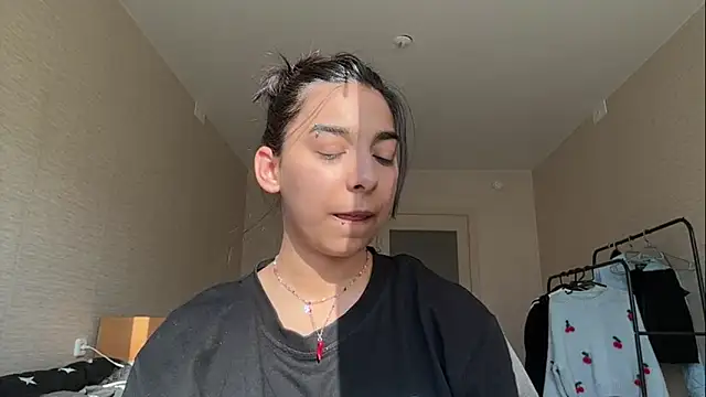 NikiBrunsvold online show from April 27, 2:37 pm