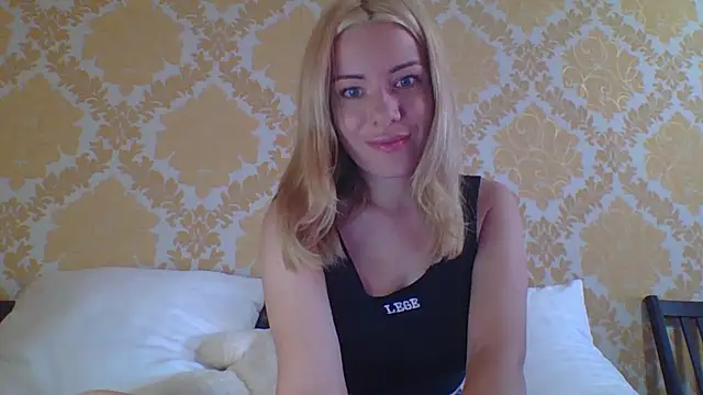 Snapshot of Softy_Aura_ chatting on August 3, 4:33 pm Softy Aura online show from August 3, 4:33 pm