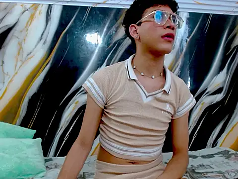 LAYAN FEMBOY online show from May 14, 9:10 pm