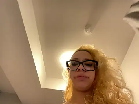 Badlilfantasy online show from May 3, 10:27 pm