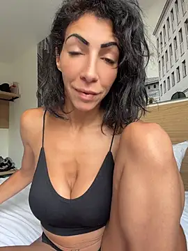 Snapshot of Yasmiinee chatting on July 15, 6:13 pm Yasmiinee online show from July 15, 6:13 pm