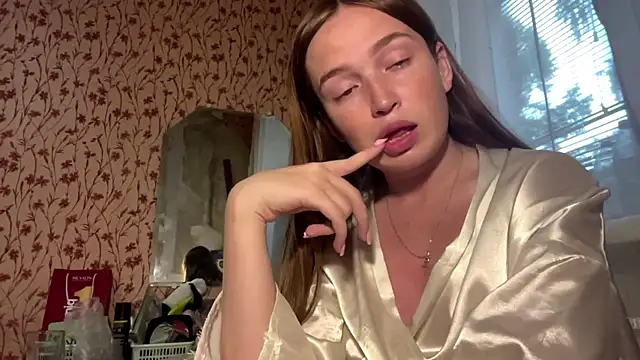 Chloooee online show from July 27, 1:51 pm