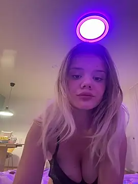 badbunnybabsy online show from July 24, 7:45 pm