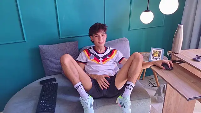 Snapshot of christopher_robin4 chatting on August 1, 7:46 pm christopher robin4 online show from August 1, 7:46 pm