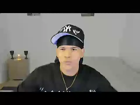 Snapshot of sant_wahlberg chatting on May 17, 11:12 pm sant wahlberg online show from May 17, 11:12 pm