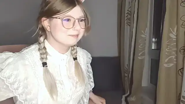 Snapshot of YukiBlush chatting on May 11, 5:21 pm YukiBlush online show from May 11, 5:21 pm