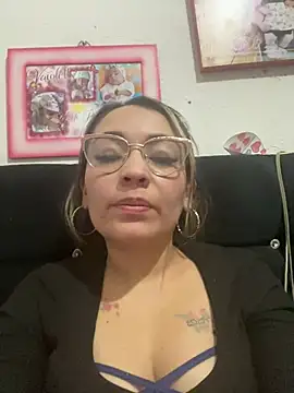 kimismile0414 online show from May 9, 11:32 pm