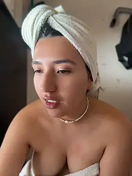 Snapshot of Alix_Rousses20 chatting on May 6, 3:50 pm Alix Rousses20 online show from May 6, 3:50 pm