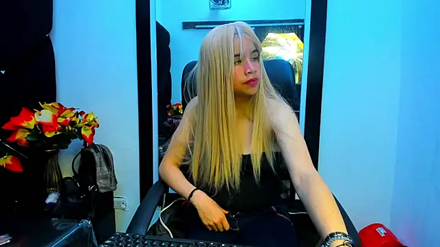 Snapshot of ivyqueen28 chatting on June 5, 5:03 am ivyqueen28 online show from June 5, 5:03 am