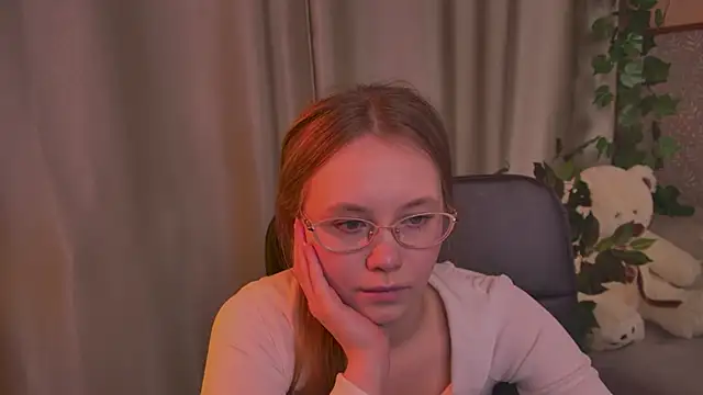 FloraLarsson online show from June 5, 6:52 am