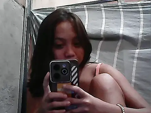Snapshot of Yours_AsianPinayGirl18 chatting on July 4, 11:44 pm Yours AsianPinayGirl18 online show from July 4, 11:44 pm