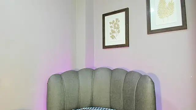 Snapshot of Roxanna_moore chatting on July 21, 5:10 am Roxanna moore online show from July 21, 5:10 am