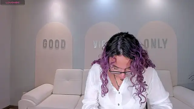 LoiseHarper online show from May 3, 5:30 pm