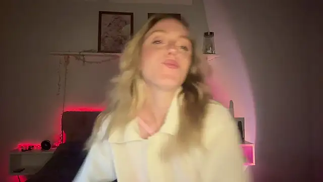 Snapshot of sweetemma_x chatting on June 14, 3:19 am sweetemma x online show from June 14, 3:19 am