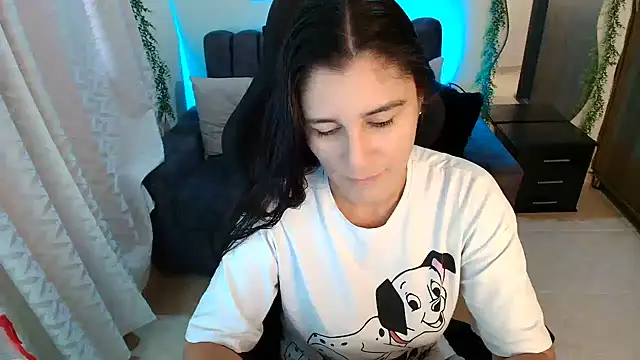 Snapshot of LUCYMILF_SEXY chatting on August 5, 6:00 pm LUCYMILF SEXY online show from August 5, 6:00 pm