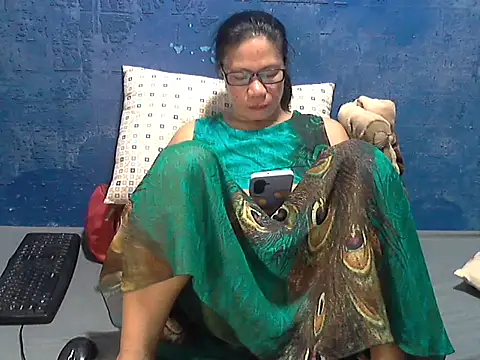 hotchilimom online show from May 21, 11:06 am