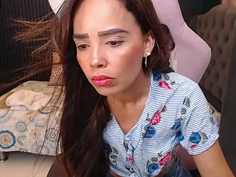 naomis 36 online show from May 4, 6:59 pm