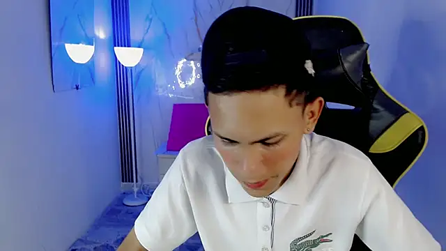 sombra 18 online show from July 3, 3:35 am