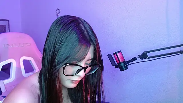 Snapshot of Destiny_A chatting on June 3, 11:24 am Destiny A online show from June 3, 11:24 am