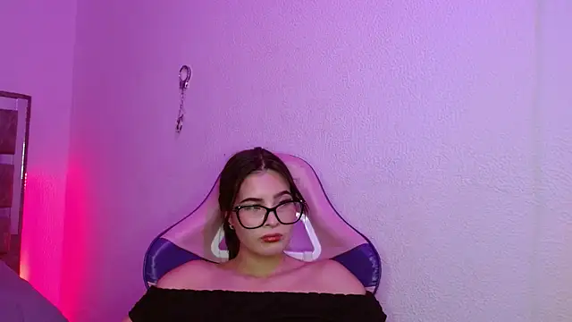 Snapshot of Destiny_A chatting on June 6, 11:04 am Destiny A online show from June 6, 11:04 am