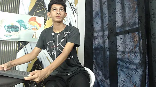 Snapshot of TWINKS_BOYSX chatting on June 11, 1:53 pm TWINKS BOYSX online show from June 11, 1:53 pm