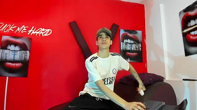Snapshot of TWINKS_BOYSX chatting on June 18, 1:17 am TWINKS BOYSX online show from June 18, 1:17 am