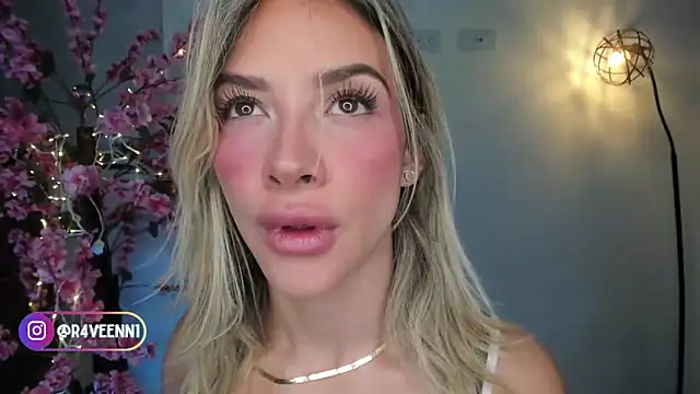 Snapshot of R4-V3N chatting on December 21, 8:18 am R4-V3N online show from December 21, 8:18 am