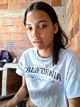 Snapshot of Dahimon-18 chatting on August 4, 1:25 pm Dahimon-18 online show from August 4, 1:25 pm