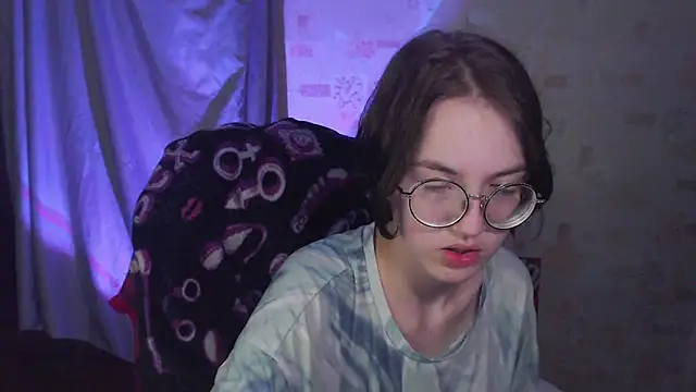 Alessa Kiss online show from June 5, 7:30 pm
