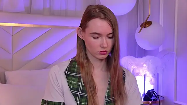 Snapshot of LillianYoung chatting on June 11, 6:22 am LillianYoung online show from June 11, 6:22 am