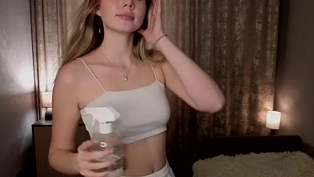 Snapshot of DonaDebore chatting on May 16, 10:36 am DonaDebore online show from May 16, 10:36 am