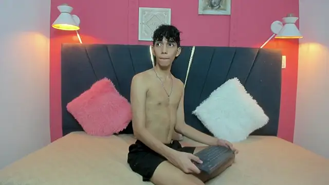 Snapshot of ero_boy40 chatting on June 4, 4:07 am ero boy40 online show from June 4, 4:07 am