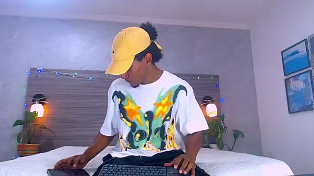 Snapshot of Dilan_Hall chatting on June 12, 7:35 pm Dilan Hall online show from June 12, 7:35 pm
