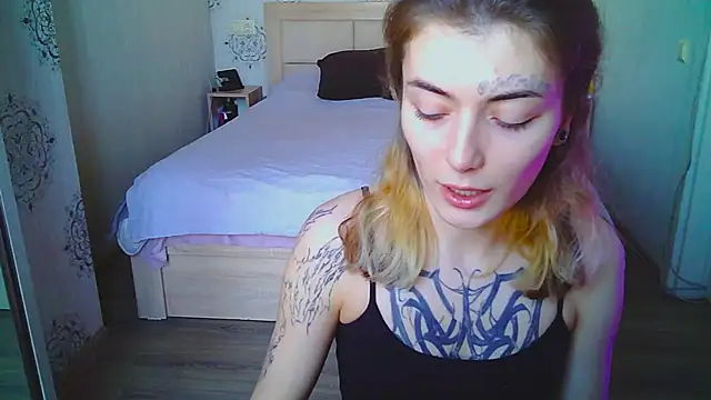 HarrisLola online show from May 12, 1:08 pm