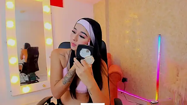 Littlee Mia online show from May 14, 11:39 am