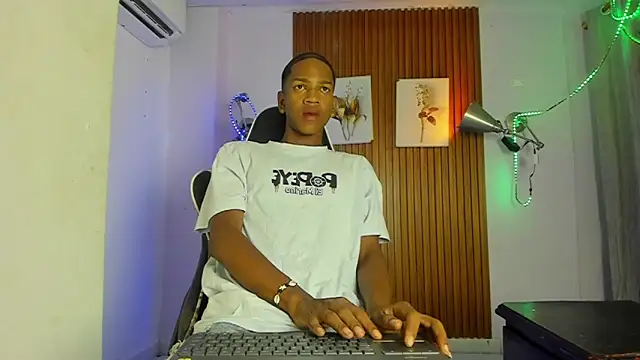 Snapshot of Afrowayuu chatting on June 23, 10:57 am Afrowayuu online show from June 23, 10:57 am