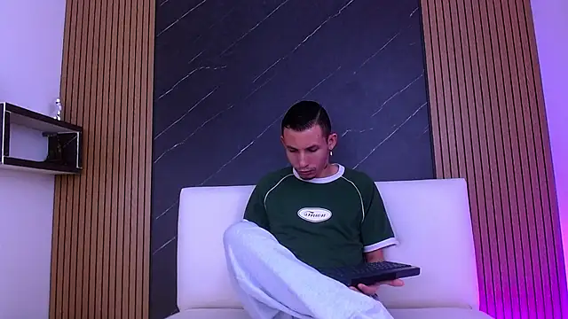 Isak Berekoa online show from June 20, 11:02 am