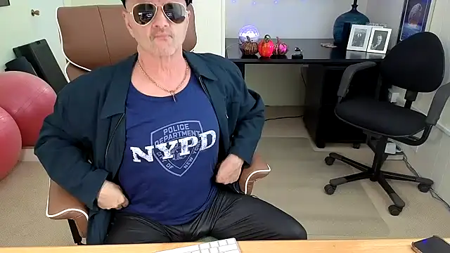 hotdadbod online show from October 31, 8:43 pm