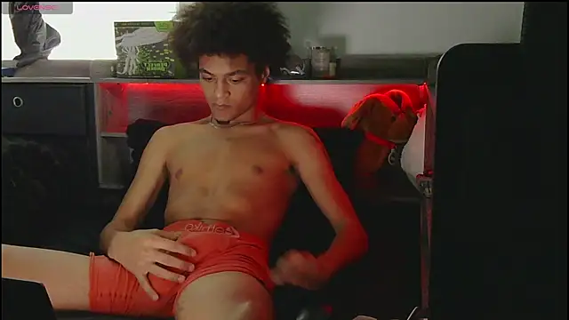 Snapshot of lightskinwithgirth chatting on July 1, 6:40 pm lightskinwithgirth online show from July 1, 6:40 pm
