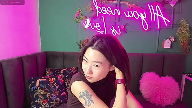 Snapshot of Runi_Asian chatting on June 19, 1:21 am Runi Asian online show from June 19, 1:21 am