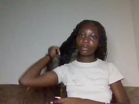 Snapshot of miss_petite0 chatting on June 15, 10:17 am miss petite0 online show from June 15, 10:17 am