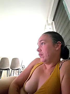 Snapshot of adelinegirly chatting on June 18, 10:52 am adelinegirly online show from June 18, 10:52 am