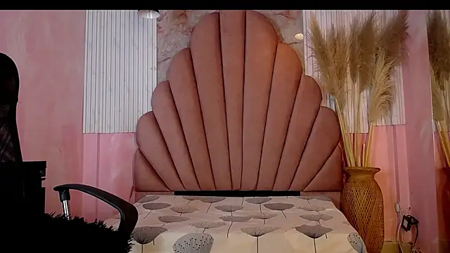 Kyomi Hunt online show from June 12, 3:49 am