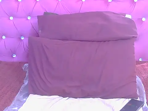 Snapshot of WILD_KITTYxXx chatting on June 1, 10:39 am WILD KITTYxXx online show from June 1, 10:39 am