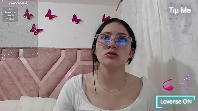 Snapshot of Angel-Hott_ chatting on June 11, 4:32 am Angel-Hott online show from June 11, 4:32 am