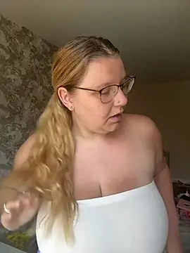 LucieLouBabe online show from July 9, 10:30 am