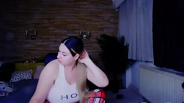 Snapshot of MiraHaze chatting on March 4, 2:49 am MiraHaze online show from March 4, 2:49 am