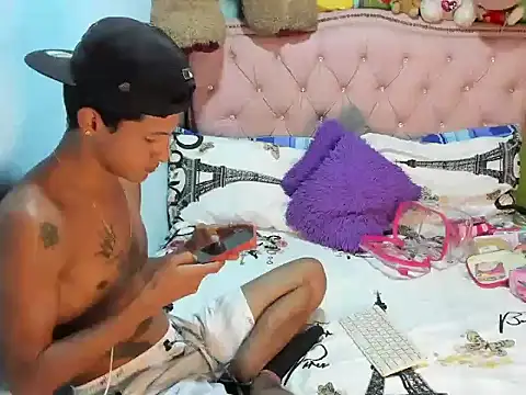 sexy guys23 online show from June 16, 11:40 pm