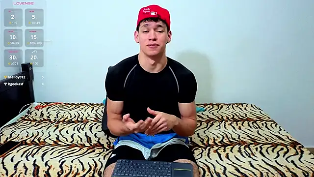 Snapshot of Luke_Muscle chatting on June 18, 11:53 pm Luke Muscle online show from June 18, 11:53 pm